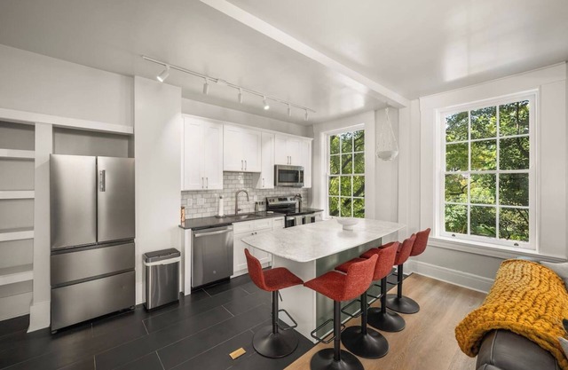 Airy, Elegant 1bd Apartment, Steps from Everything