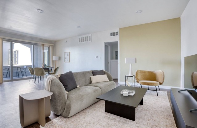 Airy Hollywood 1BR w/Pool, W/D & Gym, nr Metro, by Blueground