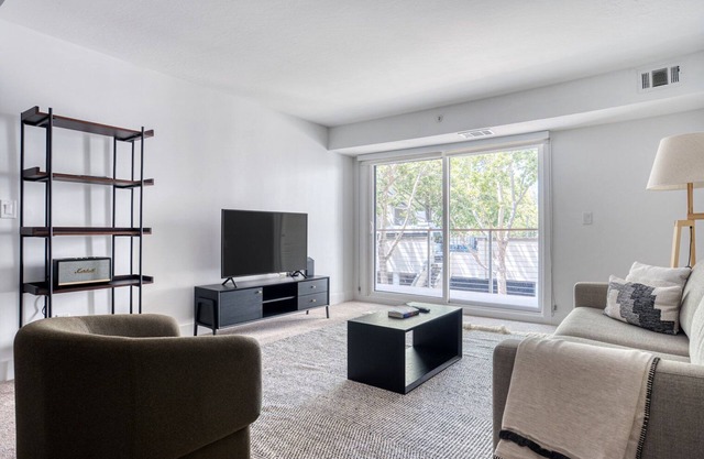 Airy Menlo Park 2BR w/Pool, Ball Courts, near Top Schools, by Blueground