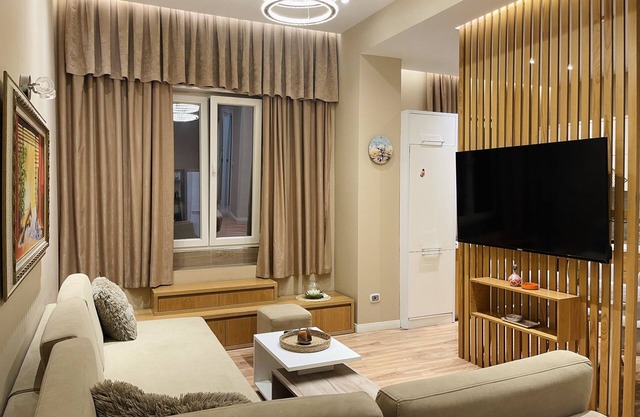 AJ Apartments 3: City Center View Apartment