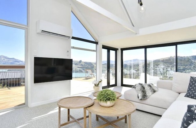 Akaroa Harbour View-Experience Tranquility in Newly Renovated 3-Bedroom Home