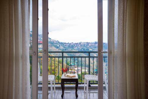 Alaya Stays Cliff Vallis 3-BHK Hill View Apartment with Balcony & Common Play Zone