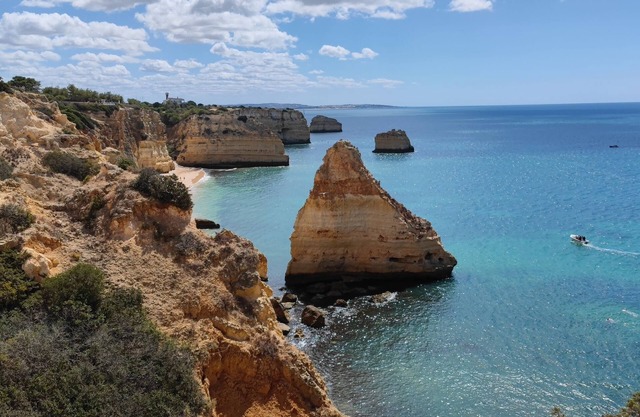 ALBUFEIRA: LITTLE HOUSE IN THE PROPERTY WITH POOL, BARBECUE, GARDEN SHOW