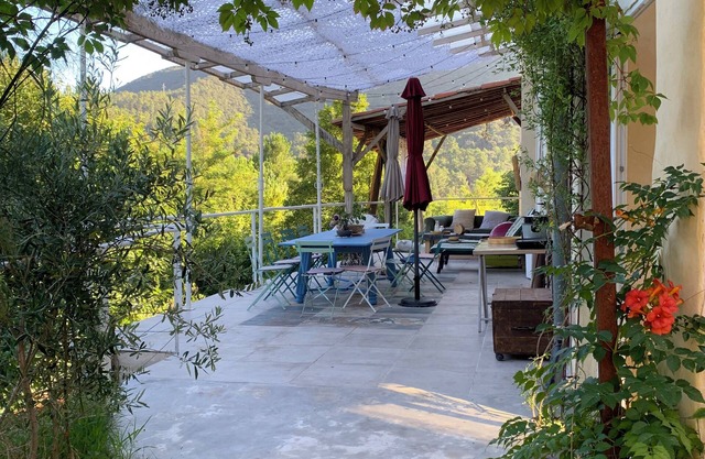 Alcohol-free, smoke-free and vegetarian HOUSE OF CONSCIENCE!