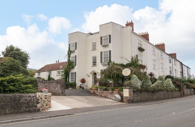 ALCOMBE HOUSE, pet friendly, character holiday cottage in Minehead