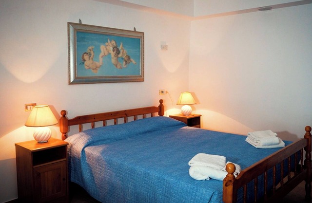 Alcove room garden view