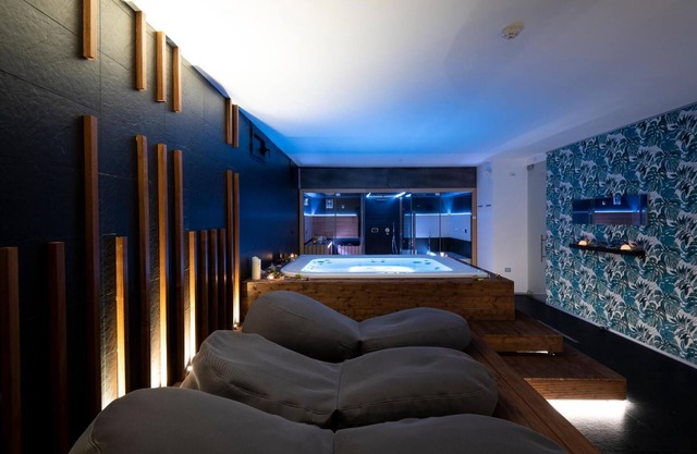 Alkamuri Posh Hotel Spa - 106 Suite Deluxe