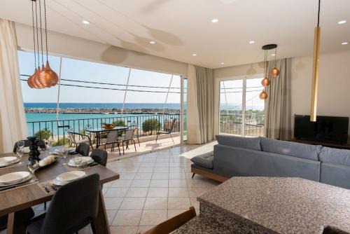 Alkioni Suite with harbor view