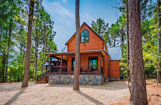 All aboard 'TRAINS I MISSED' BRAND NEW spacious one bedroom cabin- Sleeps 4
