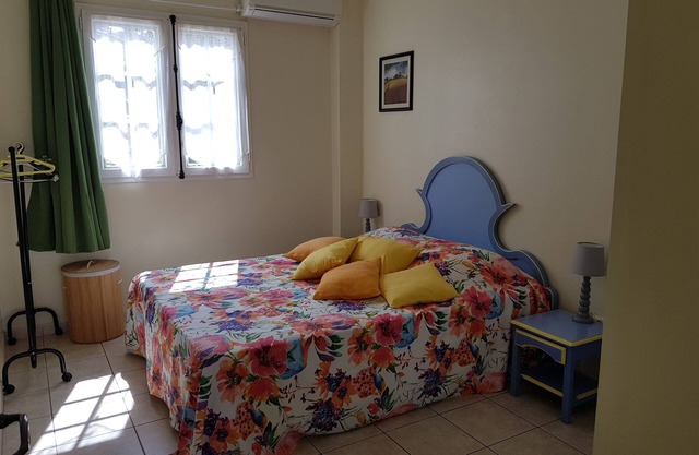 Allamanda, air conditioned, WIFI with 1 bed room near beach and activities