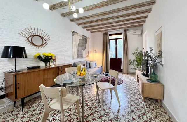 Almodovar Apartment Barcelona with balcony