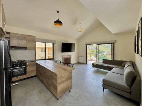 Alpina Faqra 3-BR w Pool and Balcony