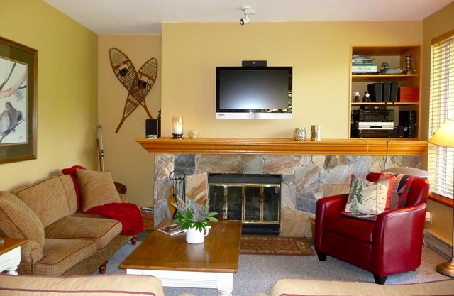 Alpine Greens Whistler - 2bd & 2bth Condo sleeps 4+, RATES in CA,n/not US