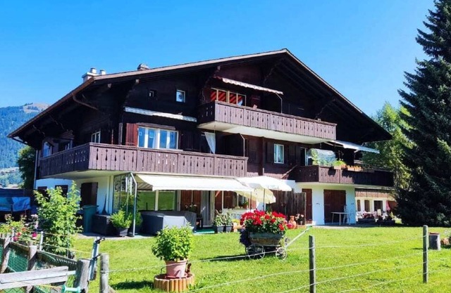 Alpine Haven 3-bedroom Chalet in Gstaad