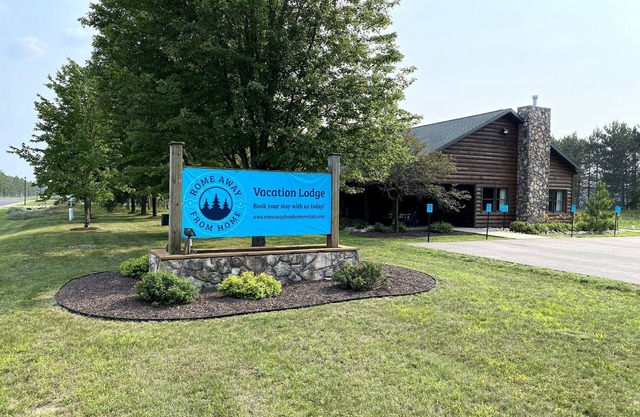 Alpine Lodge-Rome Away From Home- 5 minutes to Sand Valley