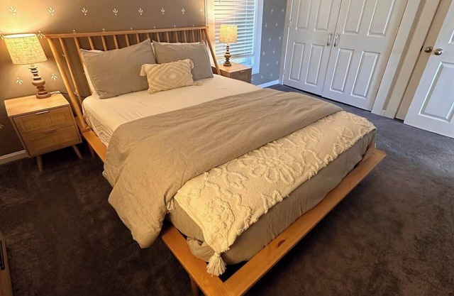 Alpine Suite - Walk to Lake Sunapee and Restaurants