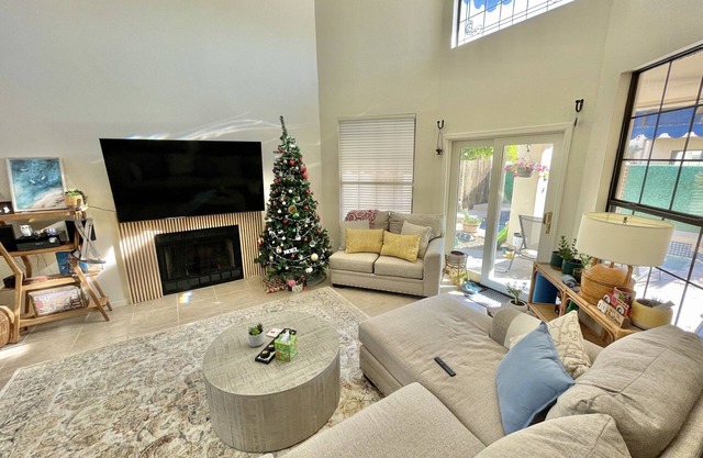 Always Sunny 3BR-3BA Villa, Private Pool &Garage in Ideal Neighborhood