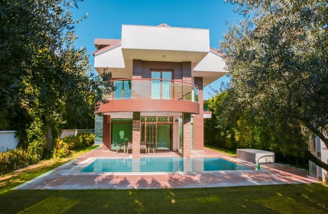 Alzuharia 5+1 özel havuzlu private villa