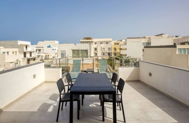 Amazing 1BR penthouse with pool access & terrace