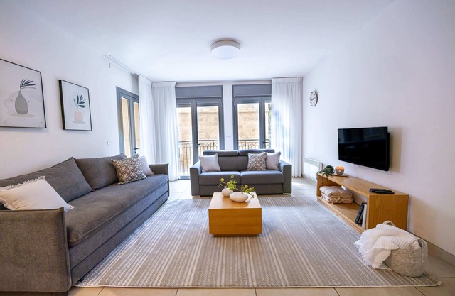 Amazing 2 Bedrooms/Gym/Parking in city center