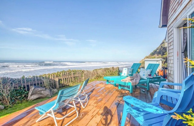 AMAZING 4 bd beach front home! w/stairsnto beach Pets-ok!