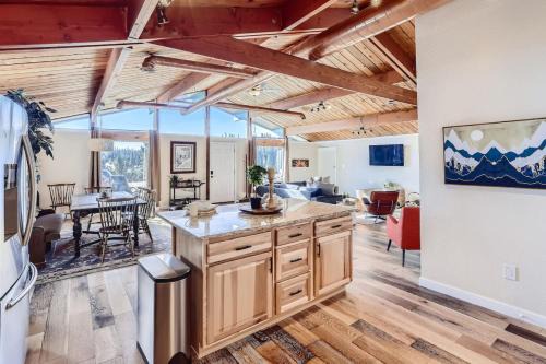 Amazing 5BR Hot Tub Game Room Mountain Views