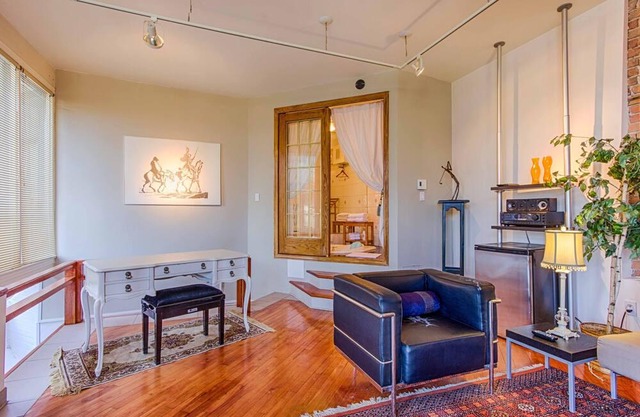 Amazing 800 sf Downtown 2 floor Unit!