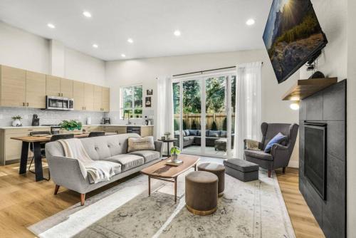 Amazing and Comfy Home With A Fire Place and Big Backyard