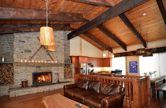 Amazing Blue Mountain Chalet with Hot Tub,9 Bedrooms, Sleeps 20,Pet Friendly.