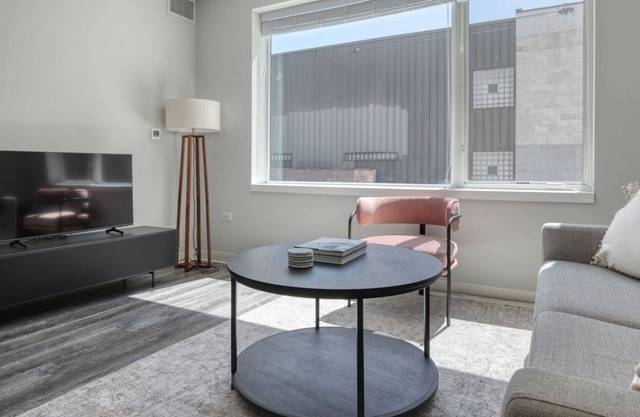 Amazing Edgewater 1BR w/ Gym & Lounge, nr Red Line, by Blueground