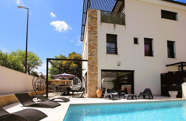 Amazing home in Avignon with kitchen