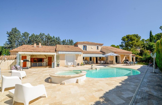 Amazing home in Cabriès with private swimming pool, can be inside or outside