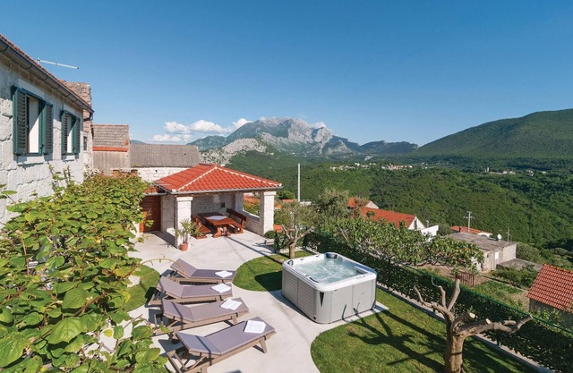 Amazing home in Podgrade with kitchen