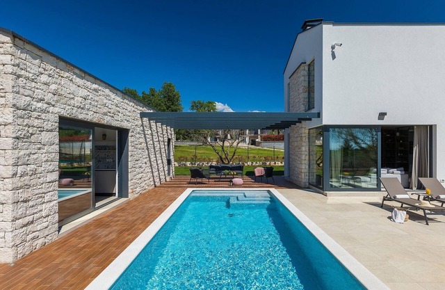 Amazing home in Visnjan with sauna