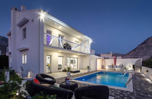 Amazing home in Zrnovnica with sauna