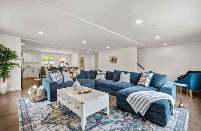 Amazing Location, 3 BR KING SUITE, Covered Parking