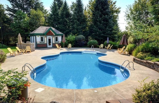 Amazing Location in Tremblant - Pool Access & Golf Course Views