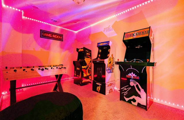 AMAZING LUXURY 4 BEDROOM WITH GAMEROOM MINUTES AWAY FROM DELL DIAMOND & KALAHARI