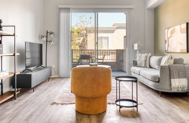 Amazing Mar Vista 2BR w/ W/D, nr Venice Beach, by Blueground