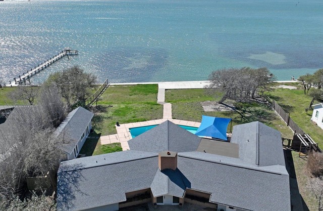 Amazing Pool! Waterfront, Outdoor Kitchen, Room for the whole family!