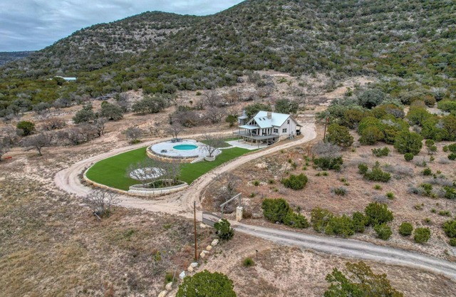 Amazing Retreat in Leakey - Sleeps 14 - Private Pool & Seasonal River Access