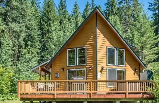 Amazing riverfront cabin! 8 person Hot Tub, 20 min to Stevens and Leavenworth!