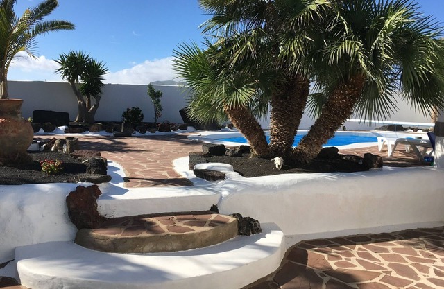 Amazing, Spacious Rural Villa Heated Pool WIFI 3 Bedrooms 3 Bathrooms Sleeps 6