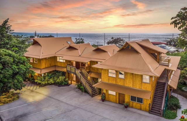 Amazing unique sustainable 2-bedroom condo in the heart of Kailua-Kona with AC,
