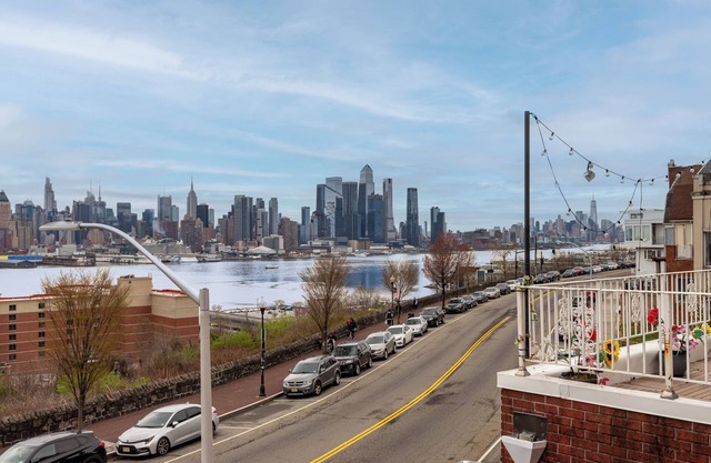 Amazing Value! 7Bedrooms/4Baths 20 min to NYC