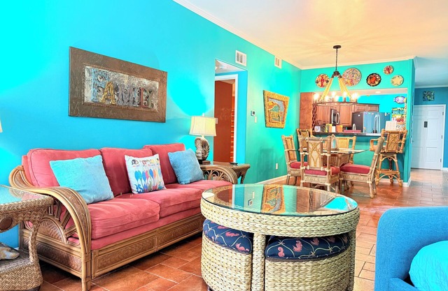Amazing view waterfront condo walk to Schlitterbahn water park sleep 6 people