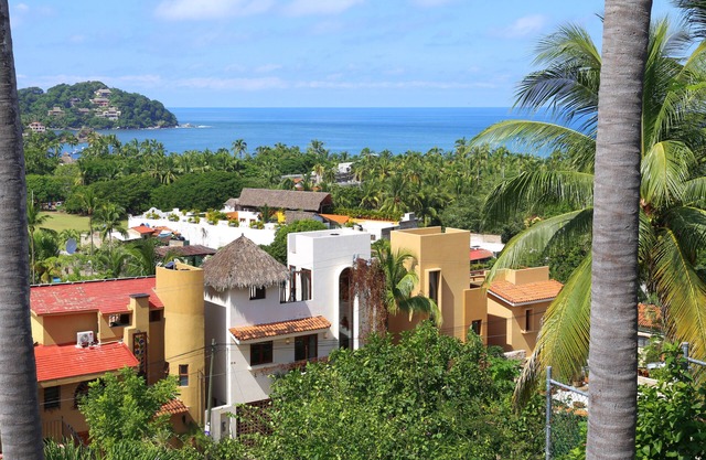 Amazing views, 5 minutes from downtown or the beach, quiet area of town