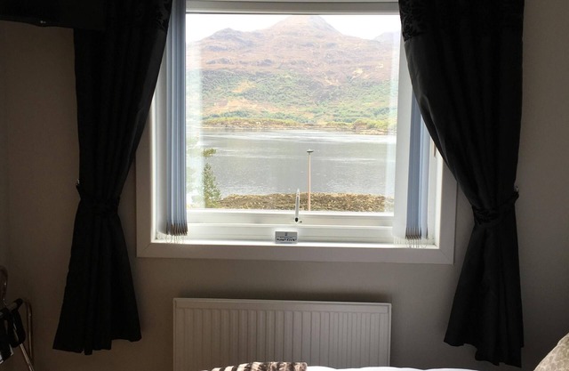 AMAZING VIEWS! Kyle.1 mile to Isle of Skye! En-suite, , quiet area .Sat tv.