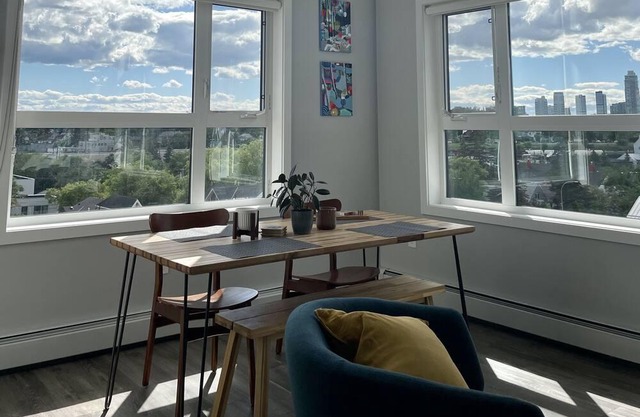 Amazing Views, King Size Bed, Trendy Neighbourhood