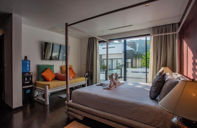 Amazing villa in Nai Harn with jacuzzi and pool. 10 minutes to the beach